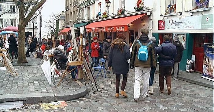 place du Tertre sur la Butte Montmartre de nos jours
