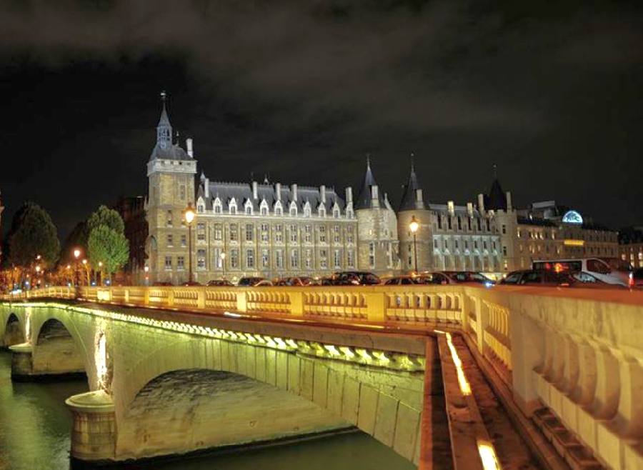 Le Pont au Change et la Conciergerie la nuit