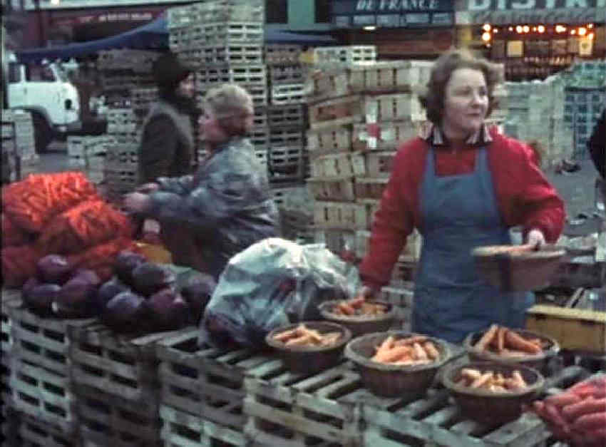 vendeuses aux  halles de paris, peu de temps avant leur fermeture