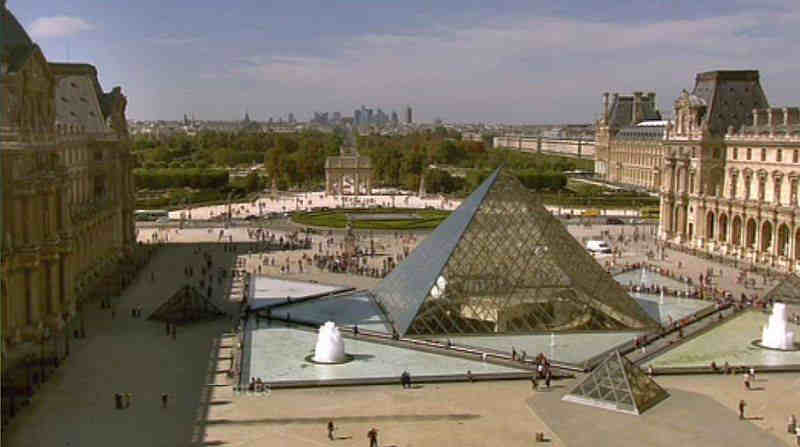 L'entr&eacute;e du Louvre de Paris par la pyramide de Pei
