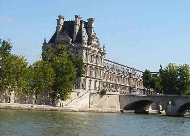 le Louvre vu de la Seine