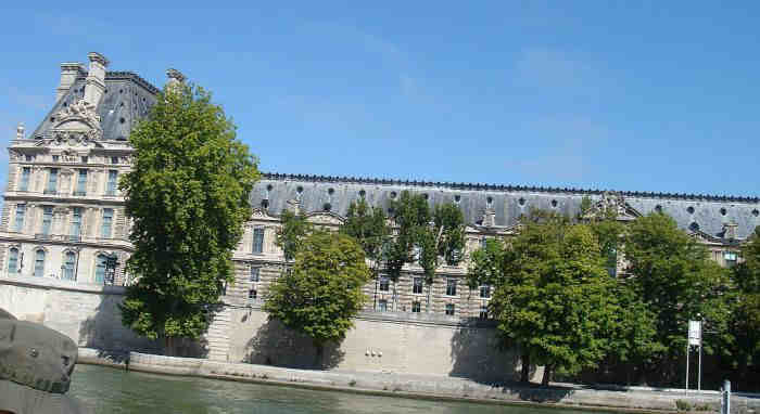 Le louvre seen from Seine river