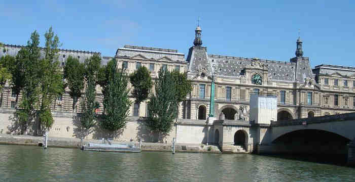 le Louvre vu de la Seine