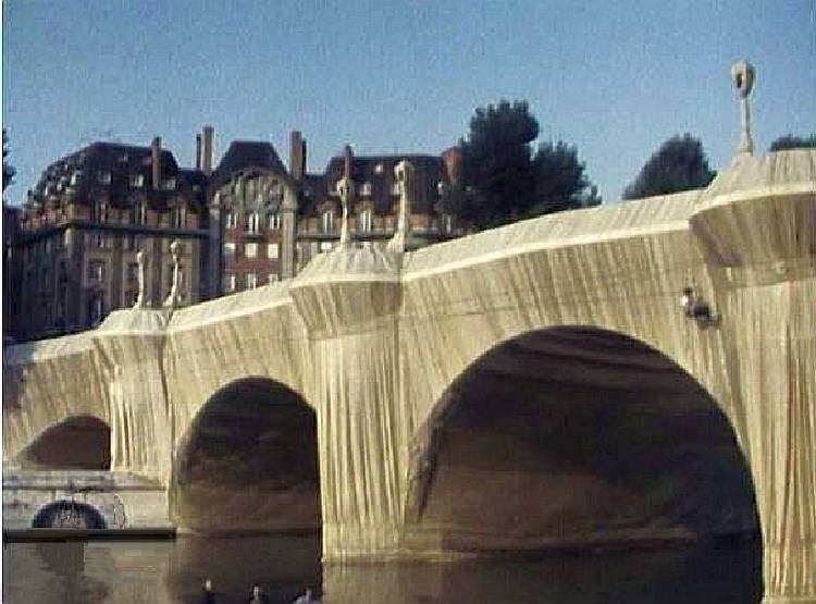 Pont Neuf emball&eacute; par Christo en 1985