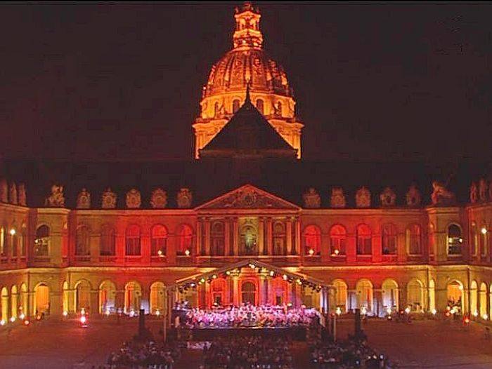 Concert dans la Cour d'Honneur des Invalides &agrave; Paris