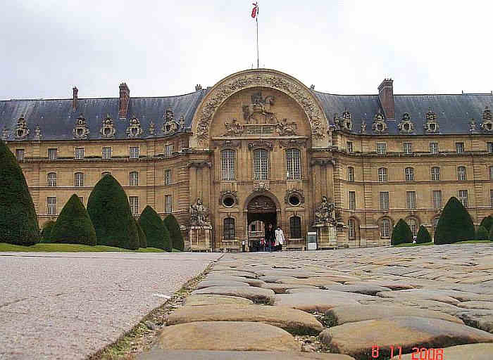 Les  vieux pav&eacute;s d'origine devant la fa&ccedil;ade des Invalides
