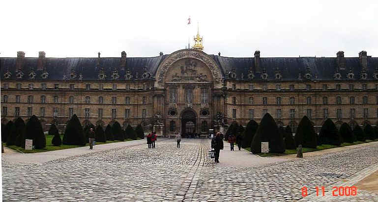Les  vieux pav&eacute;s d'origine devant la fa&ccedil;ade des Invalides
