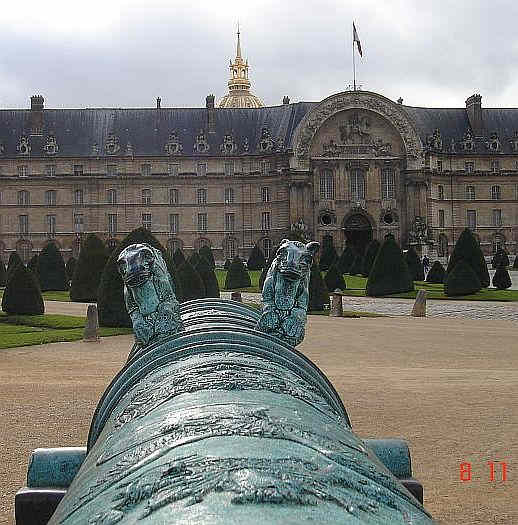 Canon de bronze devant la fa&ccedil;ade des Invalides