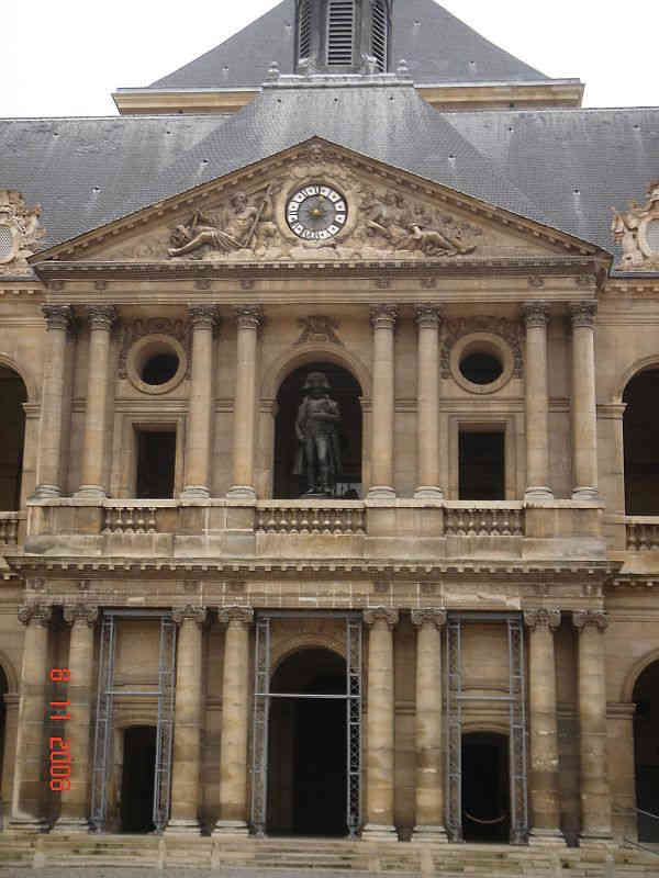 Statue de Napol&eacute;on 1er  dans la cour d'honneur des Invalides