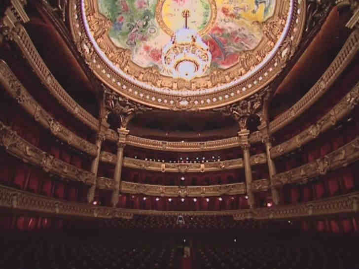 La salle de l'Op&eacute;ra Garnier et le  plafond peint par Chagall