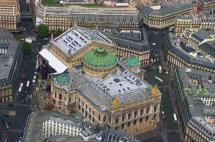 Vue de l'op&eacute;ra Garnier et des grands  magasins