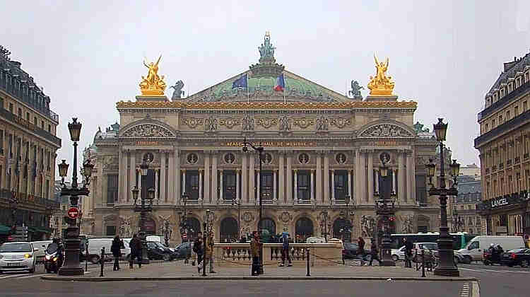 L'op&eacute;ra Garnier  vu de la place de l'Op&eacute;ra