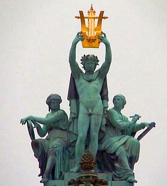 Statues du d&ocirc;me de l'op&eacute;ra Garnier