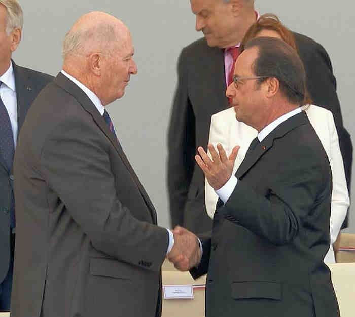 Peter Cosgrove and Fran&ccedil;ois Hollande for 14 july parade in Paris 