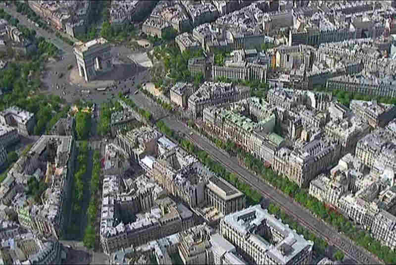Champs Elys&eacute;es et Arc de Triomphe
