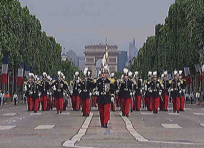 L'&eacute;cole de Saint-Cyr d&eacute;file sur les Champs Elys&eacute;es