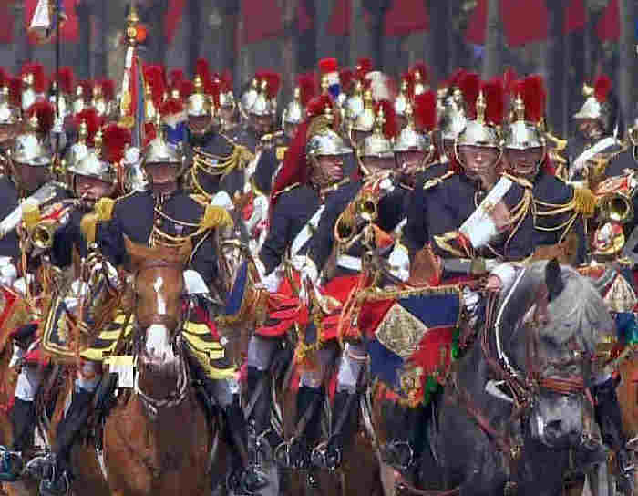 Gardes r&eacute;publicains sur les Champs Elys&eacute;es